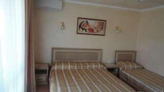 Гостиница Коралл Лоо комфотрный номер 3х местный-1