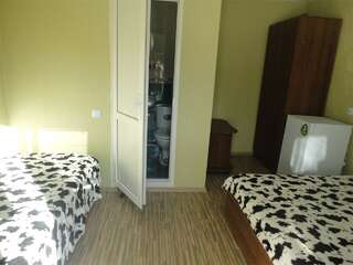 Гостиница Коралл Лоо стандартный номер 3х местный-2