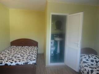 Гостиница Коралл Лоо стандартный номер 3х местный-1